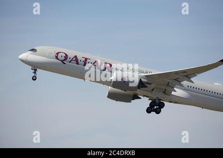 L'Airbus A350 A7-AMI Qatar Airways decolli dall'aeroporto di Manchester Foto Stock