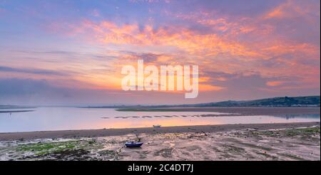 Appletore, North Devon, Inghilterra. Venerdì 26 giugno 2020. Regno Unito Meteo. Dopo le forti tempeste notturne, i villaggi costieri di Appletore e Instow si svegliano in una tranquilla scena con la bassa marea, mentre il sole sorge sull'estuario del fiume Torridge nel Devon settentrionale. Credit: Terry Mathews/Alamy Live News Foto Stock