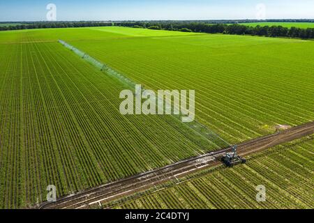 Impianto di irrigazione automatizzato per irrigatori agricoli in campi coltivati di paesaggio agricolo vista aerea. Foto Stock