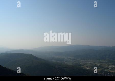 Bella vista di un insediamento e colline visto dall'alto In Turchia Foto Stock