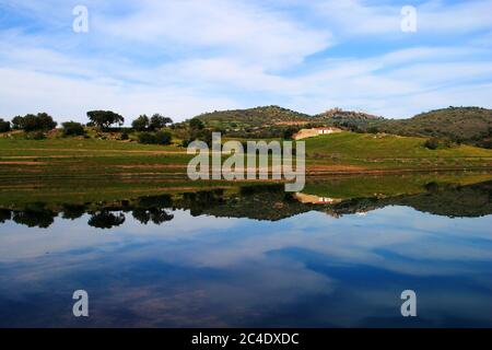 Monsaraz, Evora, Portogallo. Vista sul lago artificiale Alqueva vicino al confine con la Spagna. Il più grande lago artificiale o bacino idrico d'Europa. Foto Stock