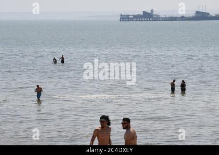 Si prevede che le persone sulla spiaggia di Southend, Essex, come temporali e pioggia torrenziale si infrangano in tutto il Regno Unito, mettendo fine a una settimana di sole splendente e temperature brucianti. Foto Stock