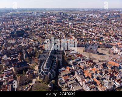 Drone aereo Foto della città olandese Gouda dove viene prodotto il formaggio gouda. Centro città con molti edifici storici e chiese, compresa la città Foto Stock