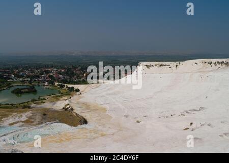 Vista della città di Pamukkale e del parco naturale di Pamukkale dalla cima delle sorgenti termali Foto Stock