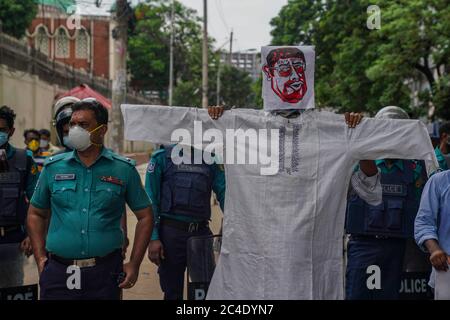 Dhaka, Bangladesh. 25 Giugno 2020. I poliziotti si levano in guardia durante la manifestazione.la protesta progressiva dell'alleanza studentesca che chiede le dimissioni di Zahid Maleque, ministro della Salute e del benessere familiare all'Università di Dhaka a Dhaka, Bangladesh. Credit: SOPA Images Limited/Alamy Live News Foto Stock