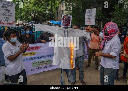 Dhaka, Bangladesh. 25 Giugno 2020. I manifestanti bruciano l'effigie del Ministro della Sanità durante la manifestazione.l'alleanza studentesca progressiva protesta chiedendo le dimissioni di Zahid Maleque, Ministro della Salute e del benessere familiare all'Università di Dhaka a Dhaka, Bangladesh. Credit: SOPA Images Limited/Alamy Live News Foto Stock