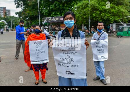 Dhaka, Bangladesh. 25 Giugno 2020. I manifestanti tengono cartelli durante la manifestazione.la protesta dell'alleanza studentesca progressiva chiede le dimissioni di Zahid Maleque, Ministro della Salute e del benessere familiare all'Università di Dhaka a Dhaka, Bangladesh. Credit: SOPA Images Limited/Alamy Live News Foto Stock