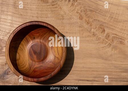 Tazza in legno retrò invecchiata per bere acqua latte bevande fredde e vino. Utilizzato anche per la misurazione di semole di zucchero di farina e grano su un offuscato Foto Stock