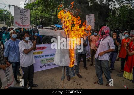 Dhaka, Bangladesh. 25 Giugno 2020. I manifestanti bruciano l'effigie del Ministro della Sanità durante la manifestazione.l'alleanza studentesca progressiva protesta chiedendo le dimissioni di Zahid Maleque, Ministro della Salute e del benessere familiare all'Università di Dhaka a Dhaka, Bangladesh. Credit: SOPA Images Limited/Alamy Live News Foto Stock