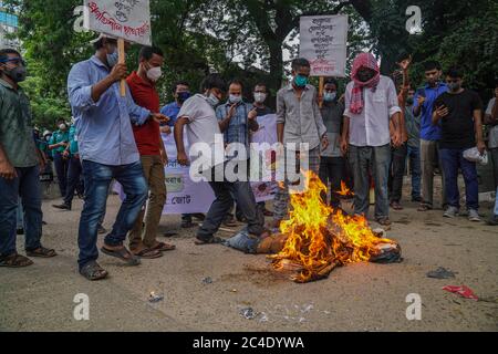 Dhaka, Bangladesh. 25 Giugno 2020. I manifestanti bruciano l'effigie del Ministro della Sanità durante la manifestazione.l'alleanza studentesca progressiva protesta chiedendo le dimissioni di Zahid Maleque, Ministro della Salute e del benessere familiare all'Università di Dhaka a Dhaka, Bangladesh. Credit: SOPA Images Limited/Alamy Live News Foto Stock