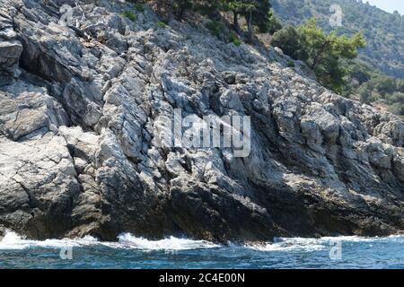 Una scogliera a Fethiye che si affaccia dal mare Foto Stock