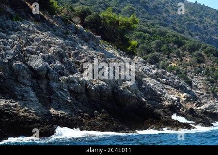 Una scogliera a Fethiye che si affaccia dal mare Foto Stock