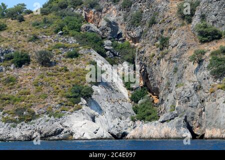 Una grande cremagliera in un affioramento di roccia vicino Oludeniz in Turchia Foto Stock