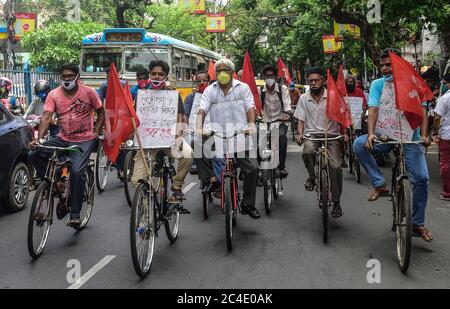 Kolkata, India. 26 Giugno 2020. Durante la manifestazione, i dimostranti che cavalcano le moto per strada hanno tenuto una dimostrazione contro il continuo aumento dei prezzi del gasolio nei vari distretti. Nella capitale dello stato, la protesta è stata guidata dal deputato Digvijaya Singh di Rajya Sabha, che ha guidato una bicicletta da Roshanpura Square accompagnato da operai del Congresso distrettuale e ha presentato un memorandum per il ministro capo Shivraj Singh Chouhan. Credit: SOPA Images Limited/Alamy Live News Foto Stock