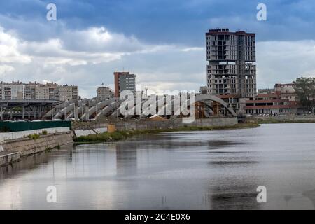 Un alto edificio in costruzione sulle rive del fiume Miass a Chelyabinsk, Russia. Foto Stock