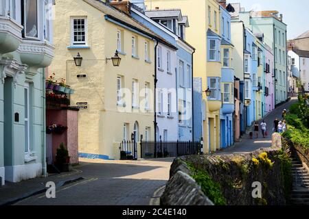 Colorate case in stile georgiano Tenby Pembrokeshire Wales Foto Stock