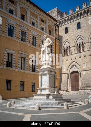 Statua di Sallustio Bandini situata in Piazza Salimbeni. Siena, Italia. Foto Stock