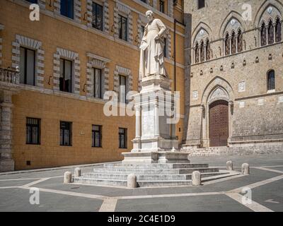 Statua di Sallustio Bandini situata in Piazza Salimbeni. Siena, Italia. Foto Stock