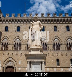 Statua di Sallustio Bandini situata in Piazza Salimbeni. Siena, Italia. Foto Stock