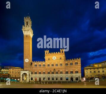 Palazzo pubblico in Piazza del campo di notte. Siena, Italia. Foto Stock