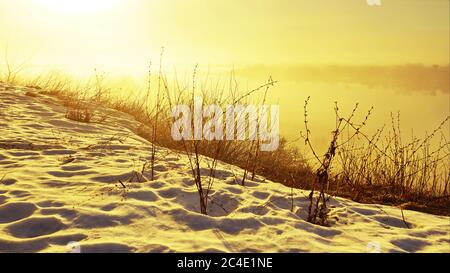 mattina nebbia primavera sul fiume sorge il sole è sciogliendo neve bellissimo scenario Foto Stock