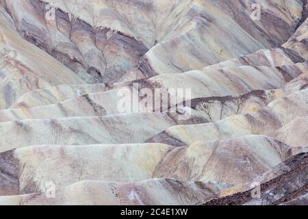 Una fotografia a cornice completa di colorate formazioni rocciose a Zabriskie Point, nella Death Valley, California Foto Stock