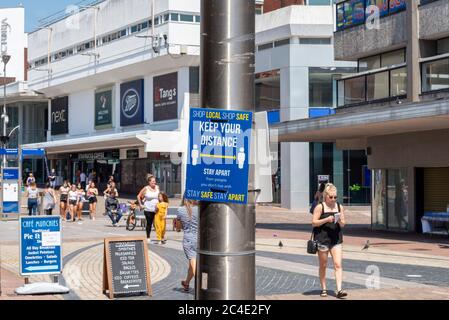 Un cartello di allontanamento sociale di senso nella zona dello shopping di High Street di Southend on Sea, Essex, UK, durante il blocco COVID-19 di Coronavirus. Acquirenti. Persone Foto Stock