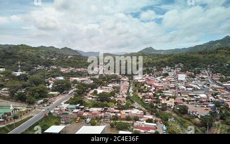 Paesaggio urbano della città di Matagalpa sullo sfondo della montagna vista aerea drone Foto Stock