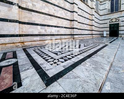 Pavimento in marmo ornato fuori dalla Cattedrale di Siena. Siena. Italia Foto Stock