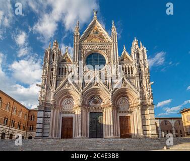 Facciata sud-ovest della Cattedrale di Siena. Siena. Italia. Foto Stock