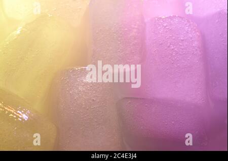 Texture di chiaro sfondo di ghiaccio colorato fusione vista ravvicinata Foto Stock