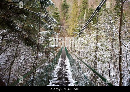 Ponte estremo di corda sul fiume Hornad nel parco nazionale slovacco Paradise, Slovacchia Foto Stock