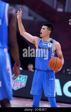 (200626) -- QINGDAO, 26 giugno 2020 (Xinhua) -- Fang Shuo dei Ducks di Pechino gesti durante una partita tra i Leoni Zhejiang e i Ducks di Pechino alla neo ripresa lega 2019-2020 della Chinese Basketball Association (CBA) a Qingdao, nella provincia di Shandong, 26 giugno 2020. (Xinhua/li Ziheng) Foto Stock