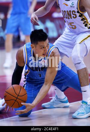 (200626) -- QINGDAO, 26 giugno 2020 (Xinhua) -- Jeremy Lin dei Ducks di Pechino compete durante una partita tra i Leoni di Zhejiang e i Ducks di Pechino alla nuova lega dell'Associazione di Basket Cinese (CBA) del 2019-2020 a Qingdao, nella provincia di Shandong, 26 giugno 2020. (Xinhua/li Ziheng) Foto Stock