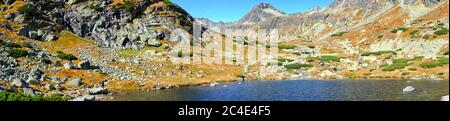 Vista panoramica del lago Skok (Pleso nad Skokom) sopra la cascata Skok nel parco nazionale di High Tatra in Slovacchia Foto Stock