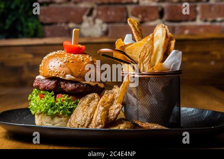 Hamburger e patatine fritte Foto Stock