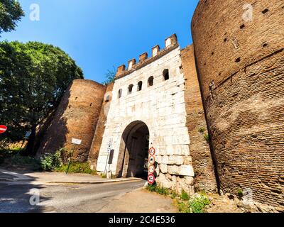 Porta Latina è una porta ad arco unico nelle mura aureliane dell'antica Roma - Roma, Italia Foto Stock