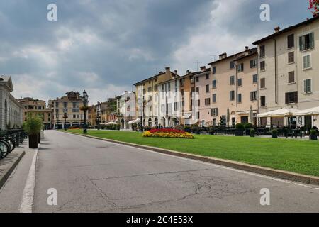 Piazza Arnaldo (Piazzale Arnaldo), storico mercato del grano dei primi anni del 19 dedicato al cittadino martire. Lombardia, Italia Foto Stock