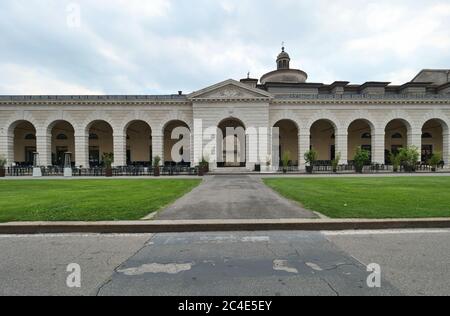 Piazza Arnaldo (Piazzale Arnaldo), storico mercato del grano dei primi anni del 19 dedicato al cittadino martire. Lombardia, Italia Foto Stock