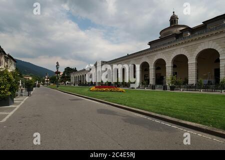 Piazza Arnaldo (Piazzale Arnaldo), storico mercato del grano dei primi anni del 19 dedicato al cittadino martire. Lombardia, Italia Foto Stock