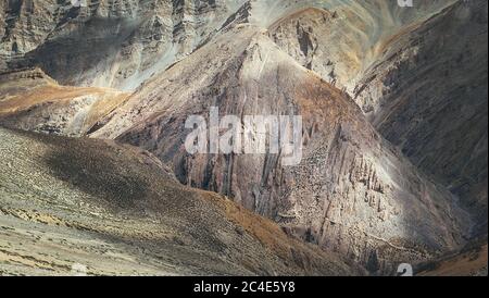 Pittoresco paesaggio montano con l'antica Via della Seta rimane sulla strada infinita Leh - Manali Foto Stock