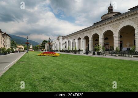 Piazza Arnaldo (Piazzale Arnaldo), storico mercato del grano dei primi anni del 19 dedicato al cittadino martire. Lombardia, Italia Foto Stock