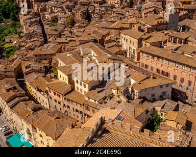 Vista aerea dei tetti in terracotta e delle stradine di Siena. Italia. Foto Stock