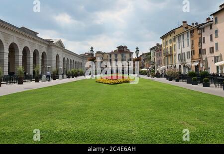 Piazza Arnaldo (Piazzale Arnaldo), storico mercato del grano dei primi anni del 19 dedicato al cittadino martire. Lombardia, Italia Foto Stock