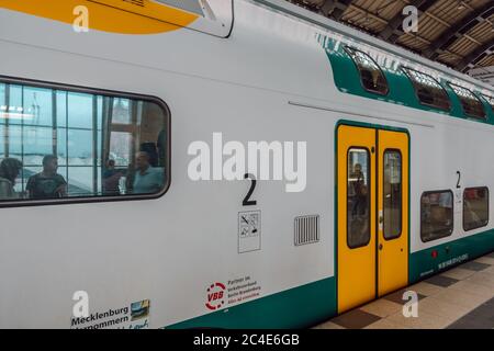 Treno a due piani ODEG Ostdeutsche Eisenbahn (ferrovia della Germania orientale, o ODEG in breve) alla stazione ferroviaria di Alexanderplatz. Foto Stock