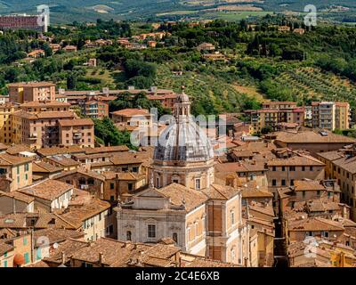 Vista aerea dei tetti in terracotta e della cupola di Santa Maria in Provenzana, Siena. Italia Foto Stock