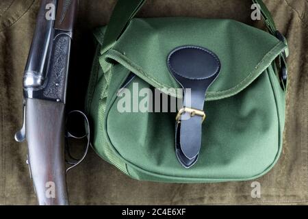 Fucile vecchio con sacchetto della cartuccia su un camice esterno di paese Foto Stock