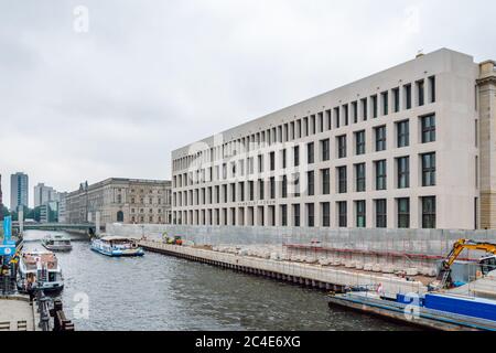 Vista sul Forum Humboldt e sul fiume Sprea con barche turistiche. Il Palazzo di Berlino in ricostruzione, agosto 2019, Berlino, Germania. Foto Stock