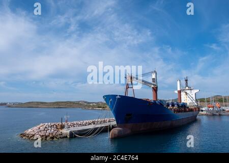 Vecchia petroliera ormeggiata al porto. Navi ancorate al porto, città di Laurium blu mare calmo e cielo nuvoloso sfondo. ATTICA, Grecia. Foto Stock