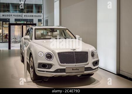 Primo piano: La parte anteriore della lussuosa SUV Bentley Bentayga. Volkswagen Group Forum - auto show a Berlino. Foto Stock